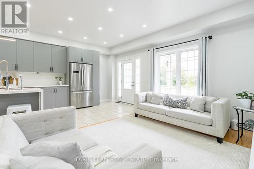 13313 Bathurst Street, Richmond Hill (Oak Ridges), ON - Indoor Photo Showing Living Room