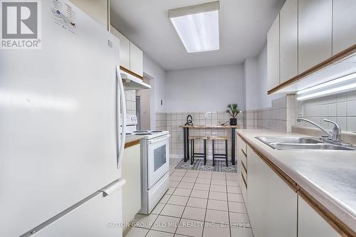 45 - 11 Plaisance Road, Richmond Hill, ON - Indoor Photo Showing Kitchen With Double Sink