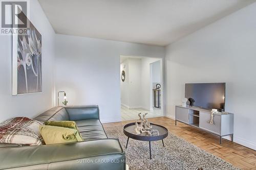 45 - 11 Plaisance Road, Richmond Hill, ON - Indoor Photo Showing Living Room