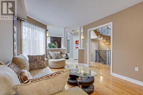 64 Metcalfe Drive, Bradford West Gwillimbury, ON - Indoor Photo Showing Living Room