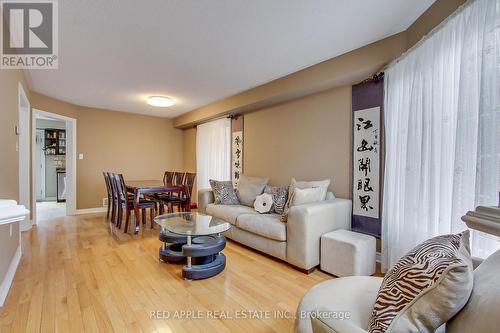 64 Metcalfe Drive, Bradford West Gwillimbury (Bradford), ON - Indoor Photo Showing Living Room