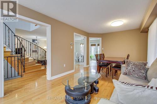 64 Metcalfe Drive, Bradford West Gwillimbury, ON - Indoor Photo Showing Living Room