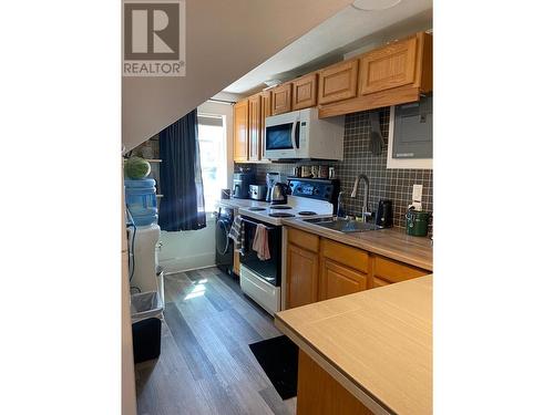 949 Milligan  Avenue, Trail, BC - Indoor Photo Showing Kitchen With Double Sink