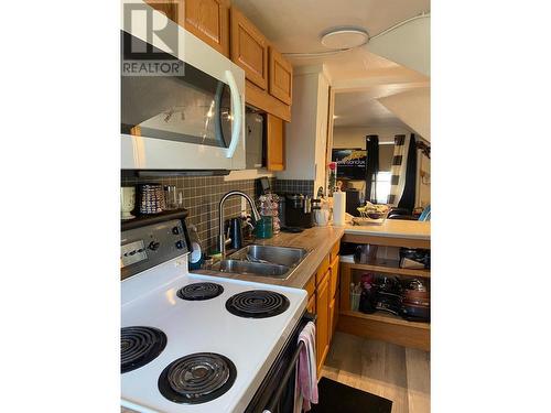 949 Milligan  Avenue, Trail, BC - Indoor Photo Showing Kitchen With Double Sink