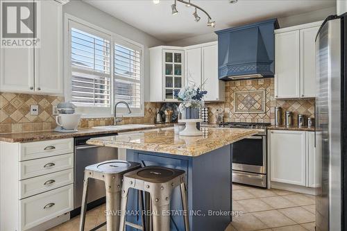 15 Balmy Way, Brampton (Vales Of Castlemore), ON - Indoor Photo Showing Kitchen With Upgraded Kitchen