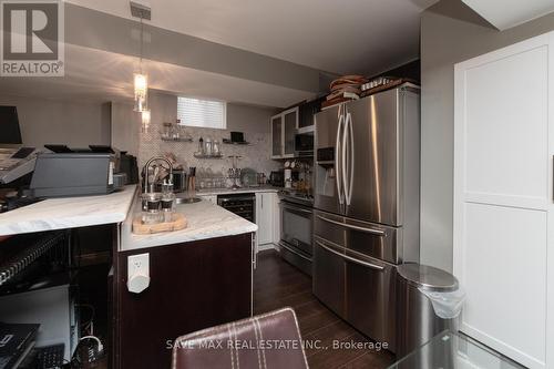 15 Balmy Way, Brampton (Vales Of Castlemore), ON - Indoor Photo Showing Kitchen