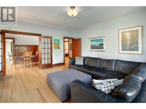 1894 Abbott Street, Kelowna, BC - Indoor Photo Showing Living Room