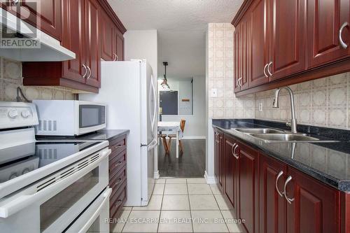 1602 - 21 Knightsbridge Road, Brampton (Queen Street Corridor), ON - Indoor Photo Showing Kitchen With Double Sink