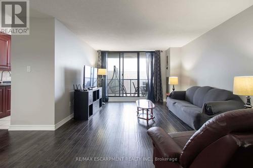 1602 - 21 Knightsbridge Road, Brampton (Queen Street Corridor), ON - Indoor Photo Showing Living Room