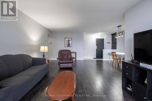 1602 - 21 Knightsbridge Road, Brampton (Queen Street Corridor), ON - Indoor Photo Showing Living Room