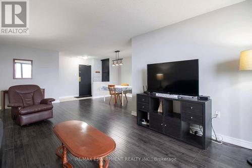 1602 - 21 Knightsbridge Road, Brampton (Queen Street Corridor), ON - Indoor Photo Showing Living Room