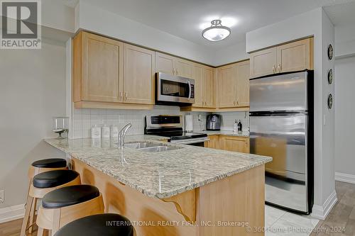 909 - 1070 Sheppard Avenue W, Toronto (York University Heights), ON - Indoor Photo Showing Kitchen With Double Sink