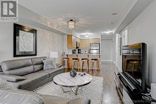 909 - 1070 Sheppard Avenue W, Toronto (York University Heights), ON - Indoor Photo Showing Living Room