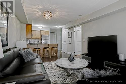 909 - 1070 Sheppard Avenue W, Toronto (York University Heights), ON - Indoor Photo Showing Living Room