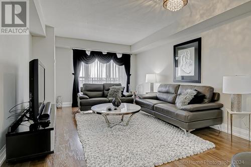 909 - 1070 Sheppard Avenue W, Toronto (York University Heights), ON - Indoor Photo Showing Living Room