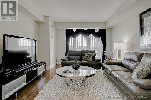 909 - 1070 Sheppard Avenue W, Toronto (York University Heights), ON - Indoor Photo Showing Living Room