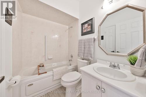 11 - 1010 Cristina Court N, Mississauga, ON - Indoor Photo Showing Bathroom