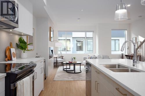 1225 Findlay Road Unit# 14, Kelowna, BC - Indoor Photo Showing Kitchen With Double Sink With Upgraded Kitchen