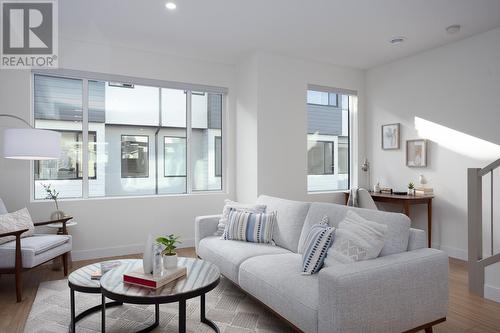 1225 Findlay Road Unit# 14, Kelowna, BC - Indoor Photo Showing Living Room