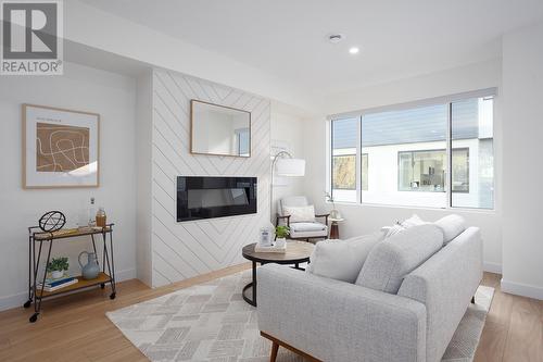 1225 Findlay Road Unit# 14, Kelowna, BC - Indoor Photo Showing Living Room With Fireplace