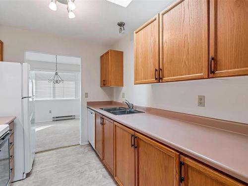 401-254 First St, Duncan, BC - Indoor Photo Showing Kitchen With Double Sink