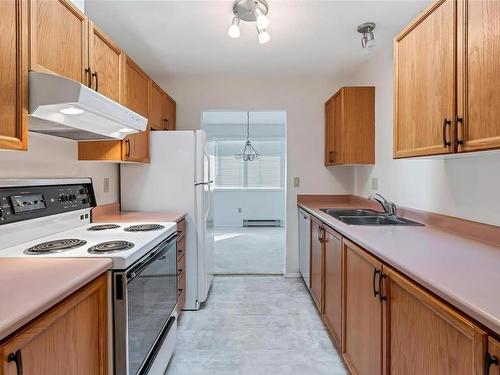 401-254 First St, Duncan, BC - Indoor Photo Showing Kitchen With Double Sink