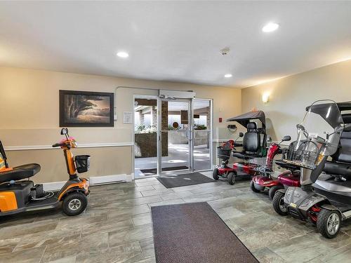 401-254 First St, Duncan, BC - Indoor Photo Showing Garage