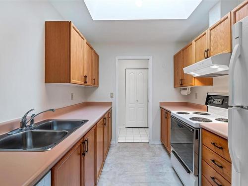 401-254 First St, Duncan, BC - Indoor Photo Showing Kitchen With Double Sink