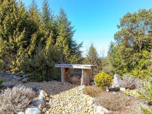 1860 Ashling Rd, Qualicum Beach, BC 