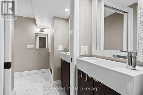 17 Battlefield Drive, Hamilton, ON - Indoor Photo Showing Bathroom