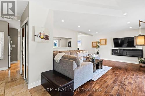 17 Battlefield Drive, Hamilton (Stoney Creek), ON - Indoor Photo Showing Living Room