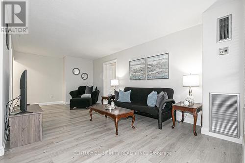 314 - 10 Edgecliff Golfway, Toronto (Flemingdon Park), ON - Indoor Photo Showing Living Room