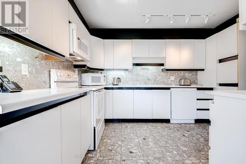 1001 - 40 Rosehill Avenue, Toronto (Rosedale-Moore Park), ON - Indoor Photo Showing Kitchen