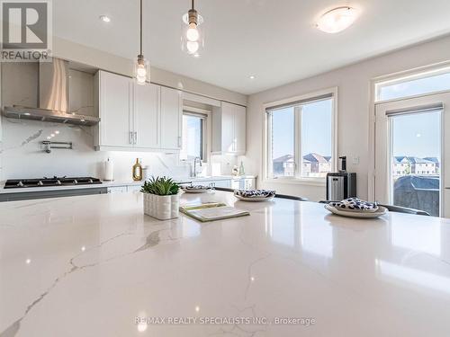 24 Trailbank Gardens, Hamilton (Waterdown), ON - Indoor Photo Showing Kitchen With Upgraded Kitchen