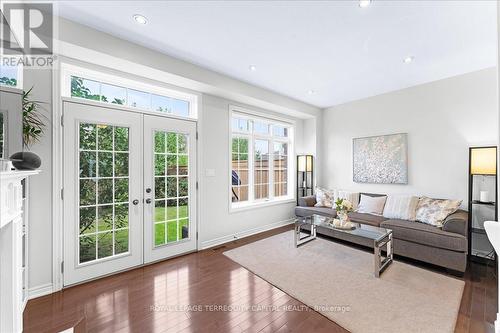 16 Cole Street, Hamilton (Waterdown), ON - Indoor Photo Showing Living Room