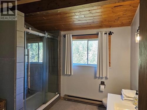 2920 Highway 3, Hedley, BC - Indoor Photo Showing Bathroom