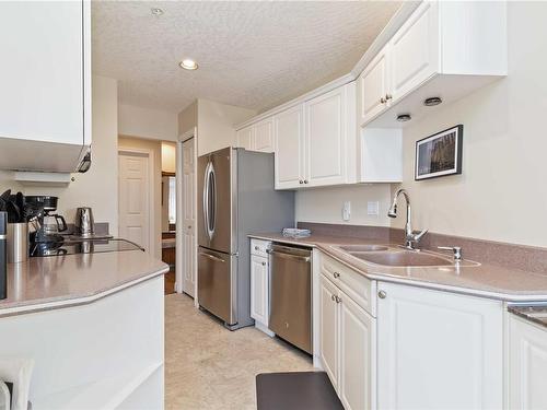 302-2550 Bevan Ave, Sidney, BC - Indoor Photo Showing Kitchen