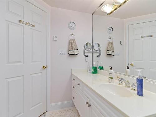 302-2550 Bevan Ave, Sidney, BC - Indoor Photo Showing Bathroom