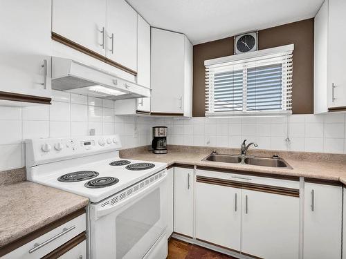 22-800 Valhalla Drive, Kamloops, BC - Indoor Photo Showing Kitchen With Double Sink