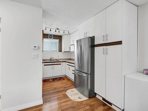 22-800 Valhalla Drive, Kamloops, BC - Indoor Photo Showing Kitchen