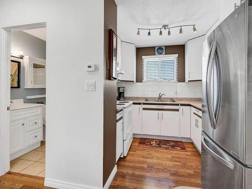 22-800 Valhalla Drive, Kamloops, BC - Indoor Photo Showing Kitchen With Double Sink