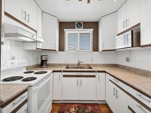 22-800 Valhalla Drive, Kamloops, BC - Indoor Photo Showing Kitchen With Double Sink