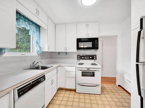 939 Mcmurdo Drive, Kamloops, BC - Indoor Photo Showing Kitchen