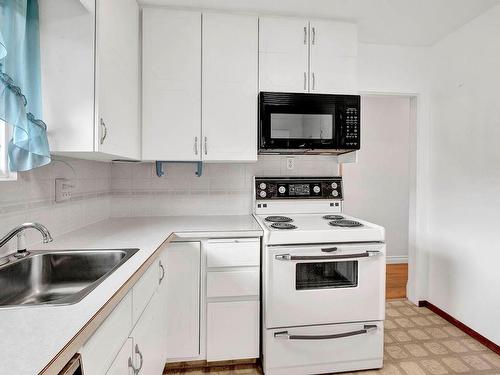 939 Mcmurdo Drive, Kamloops, BC - Indoor Photo Showing Kitchen