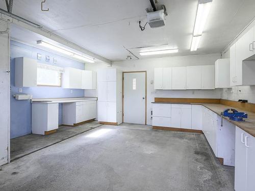 939 Mcmurdo Drive, Kamloops, BC - Indoor Photo Showing Kitchen