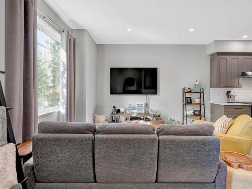 103-1393 9Th Ave, Kamloops, BC - Indoor Photo Showing Living Room