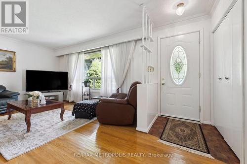 586 Central Pk Boulevard N, Oshawa, ON - Indoor Photo Showing Living Room