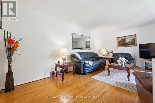 586 Central Pk Boulevard N, Oshawa (O'Neill), ON - Indoor Photo Showing Living Room