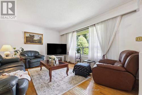 586 Central Pk Boulevard N, Oshawa, ON - Indoor Photo Showing Living Room