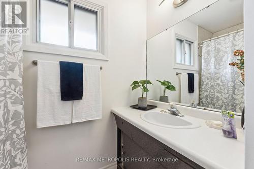 586 Central Pk Boulevard N, Oshawa, ON - Indoor Photo Showing Bathroom